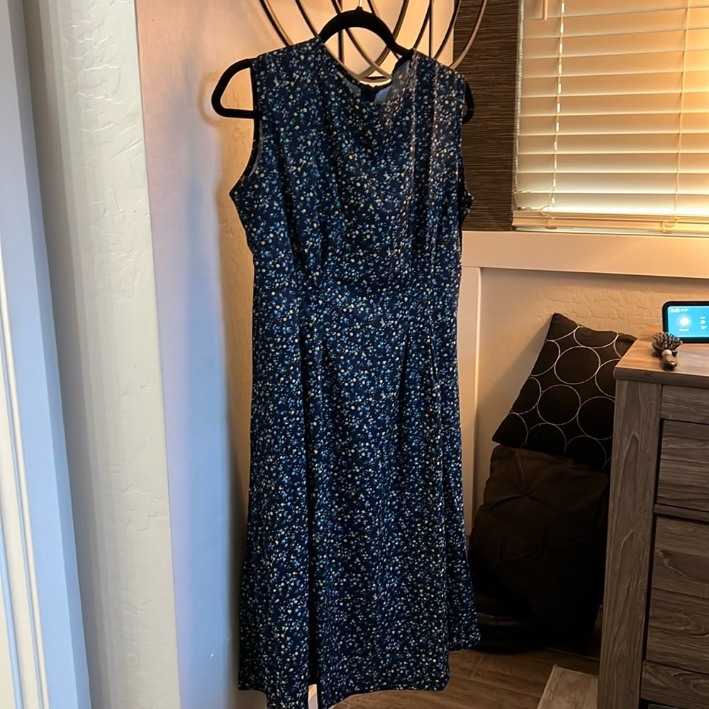 Elegant dark blue floral print dress. Large is true to size.  Very nice fabric.